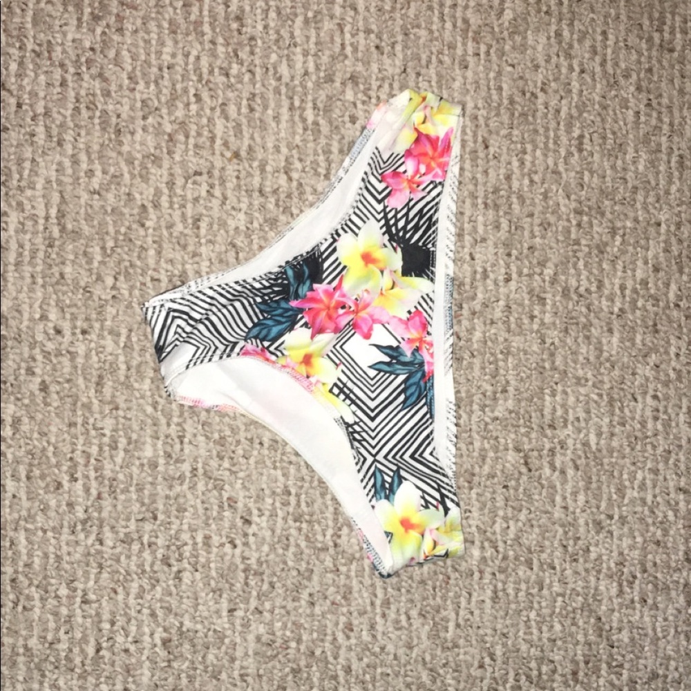 Bikini bottom sz M. Never worn